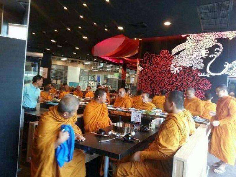“พระมหาไพรวัลย์” เขียน เหมาะสมหรือไม่อย่างไร? กรณีภาพพระฉันอาหารร้านชาบูในโลกออนไลน์