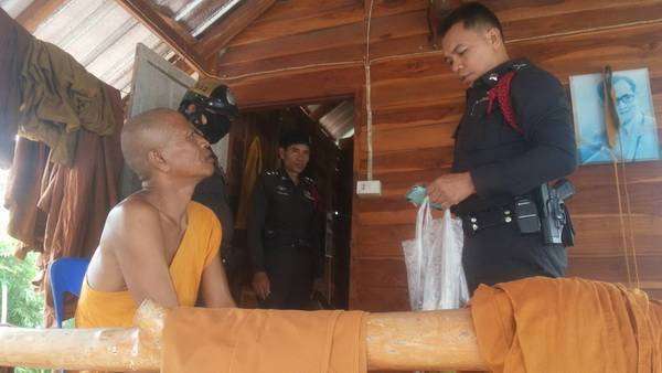 จับสึก 2 พระนอกรีตฉลองวันเข้าพรรษา กระดกเครื่องดื่มชูกำลังผลเมาอาละวาด จับสึก 2 พระนอกรีตฉลองวันเข้าพรรษา กระดกเครื่องดื่มชูกำลังผลเมาอาละวาด
