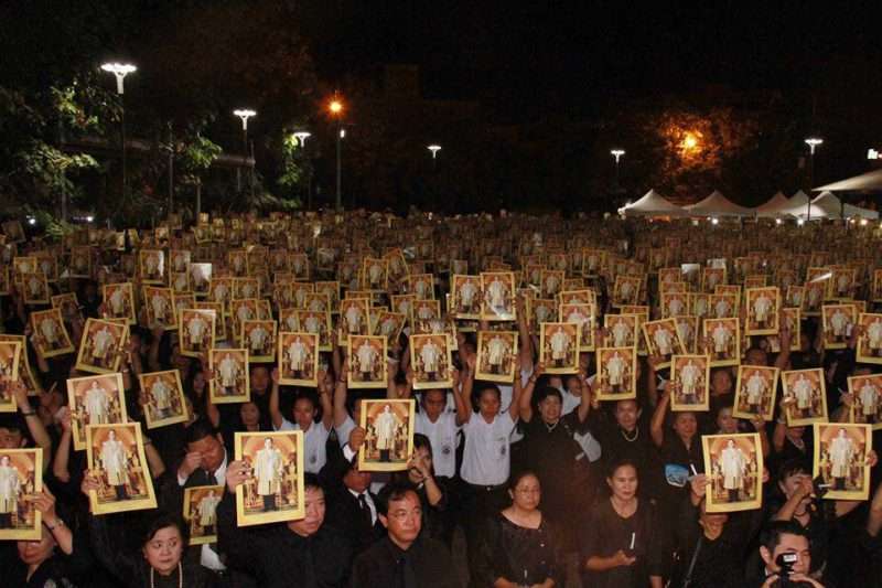 คลื่นมหาชนพสกนิกรชาวขอนแก่นล้นหลามร่วมสร้างประวัติศาสตร์ ขับขานเพลงสรรเสริญพระบารมี