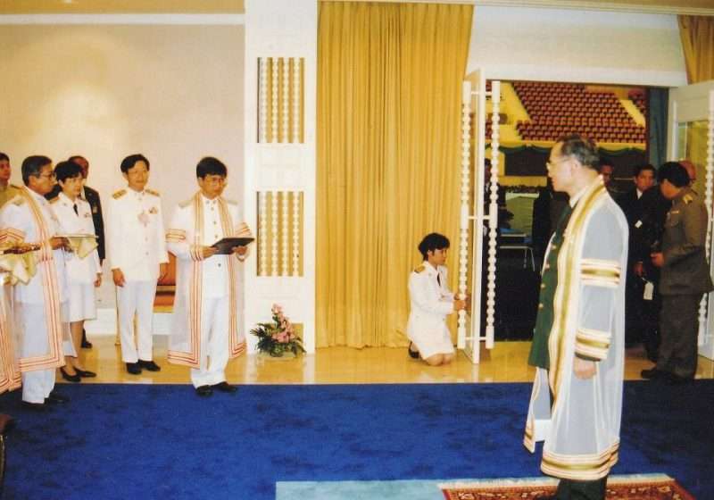 “ท่านพระสรวลแล้วตรัสมาว่าในหลวงได้ยังไง” เรื่องเล่าจาก “รศ.นพ.สุชาติ” ขณะที่ทรงเสด็จพระราชทานปริญญาบัตร มข. ปี 2541 (ปีสุดท้าย)