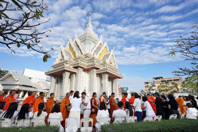 พสกนิกรชาวขอนแก่นร่วมตักบาตรพระสงฆ์ 199 รูป ถวายเป็นพระราชกุศลแด่พระบาทสมเด็จพระปรมินทรมหาภูมิพลอดุลยเดช