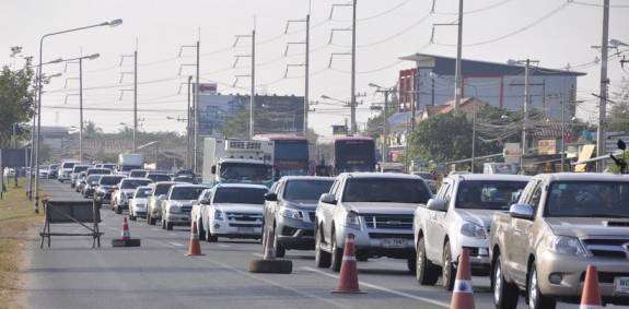 ถนนมิตรภาพรถหนาแน่น เคลื่อนตัวช้า