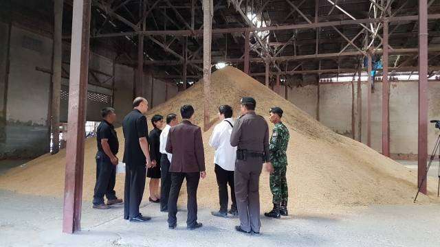 หนองคายตรวจสต๊อกข้าวโรงสี ผู้ประกอบการแนะชาวนาตากข้าวรอขายรัฐราคาดีกว่า