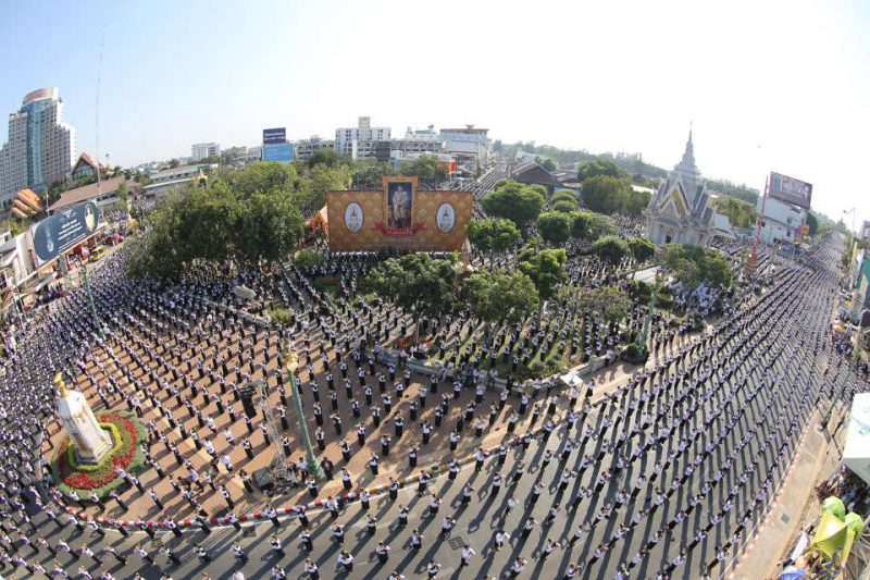 อลังการ!! ชาวขอนแก่นรำ 35,000 ชีวิต บวงสรวงครบรอบ 220 ปี ถวายอาลัยในหลวง ร.9