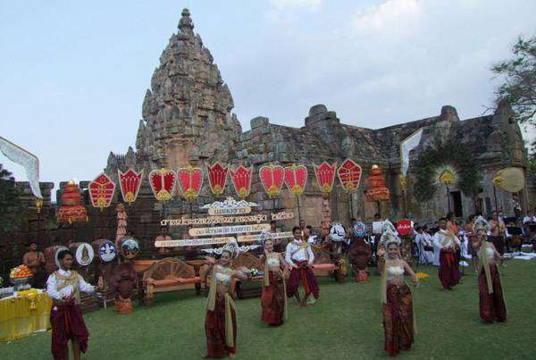 มหัศจรรย์หนึ่งเดียวในโลก…ผู้ว่าฯ ชวนเที่ยวงานเขาพนมรุ้ง-รับแสงอาทิตย์ขึ้นตรง 15 ช่อง