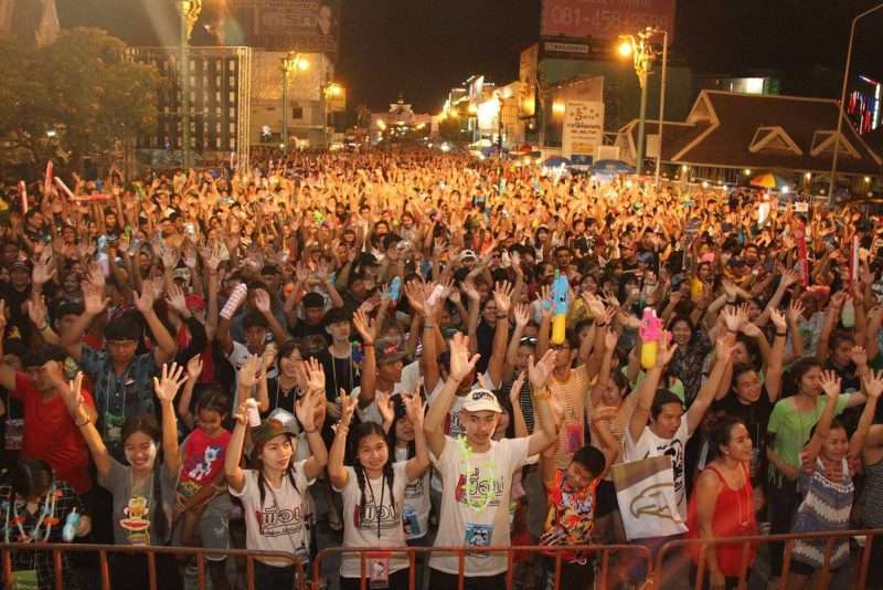 “ถนนข้าวเหนียว” ยาวสุดเหยีดคนแห่ร่วมคลื่นมนุษย์โนแอลฯทะลุ 1 แสนคนต่อวัน