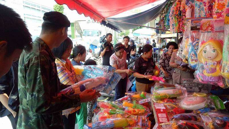 พาณิชย์มหาสารคามออกตรวจร้านค้าช่วงสงกรานต์ สั่งห้ามขึ้นราคาสินค้า-แบรนด์ปืนฉีดน้ำแรงดันสูง