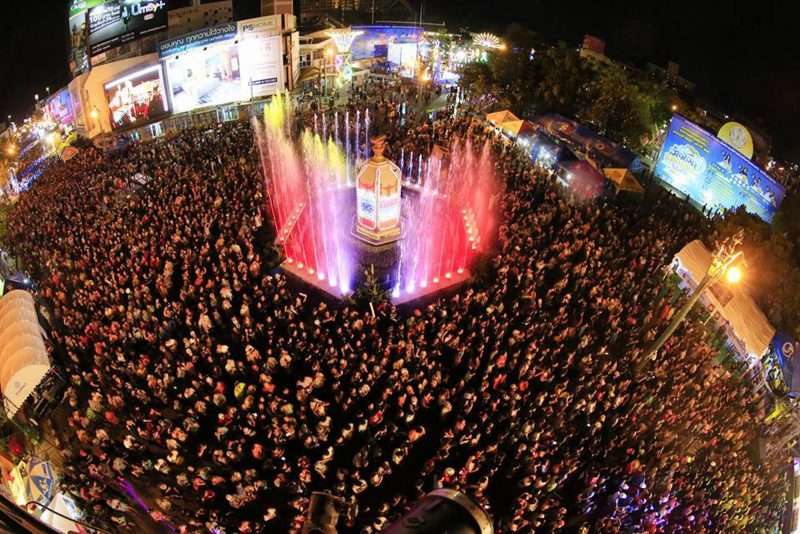 ปิดฉากสุดอลังการ “ถนนข้าวเหนียว” คลื่นมนุษย์สุดรางคู่ คนแห่ร่วมบันทึกสถิติ 135,271 คน (ชมคลิป)
