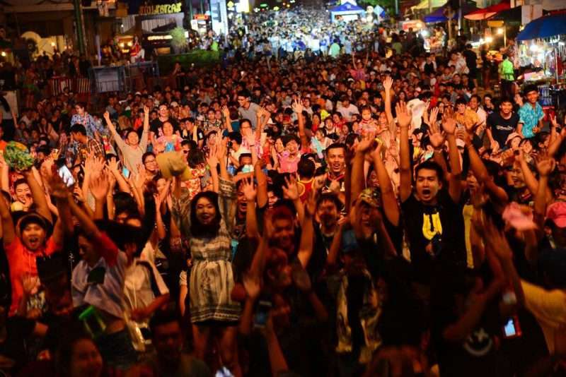 รวมภาพสุดประทับใจ “ถนนข้าวเหนียว : สาดโลด สาดเหลือ… แน้เด้อ” เทศกาลสงกรานต์ 2560