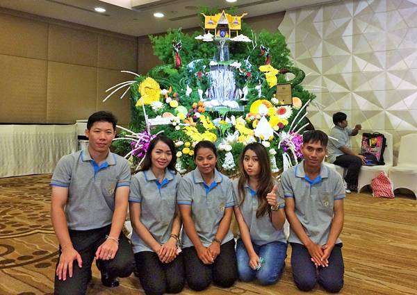 โรงแรมพูลแมน ขอนแก่นฯ คว้ารางวัลการแข่งขันแกะสลักผักผลไม้ผสานงานดอกไม้สดและใบตอง ประจำปี 2560 เพื่อเทิดพระเกียรติสมเด็จพระนางเจ้าฯ พระบรมราชินีนาถ