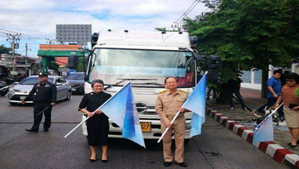 ‘รมว.พาณิชย์’ ปล่อยขบวนรถบรรทุกช่วยน้ำท่วมอีสาน 5 จังหวัด
