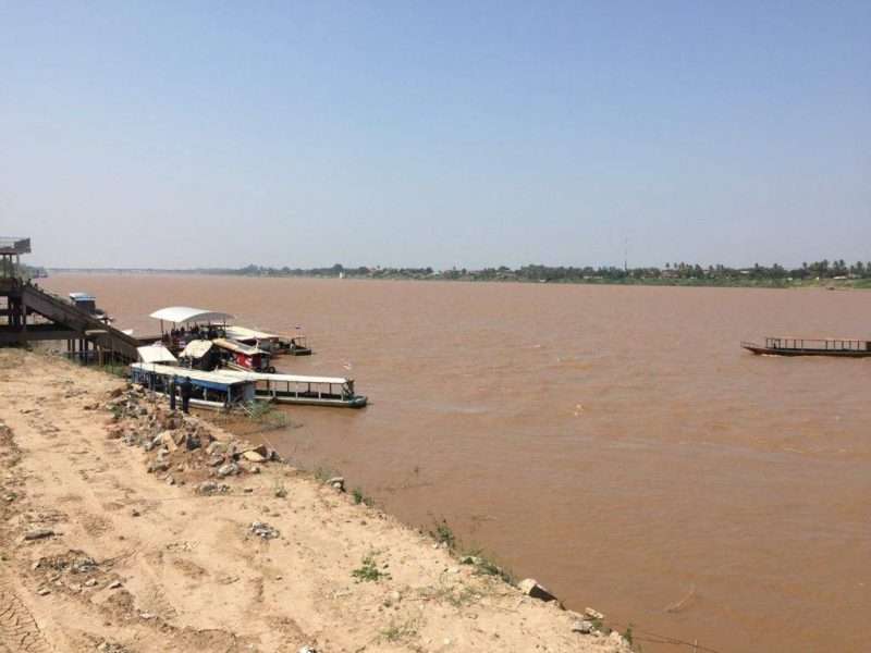 “หนองคาย” อากาศเริ่มหนาว เกิดคลื่นลมแรงแม่น้ำโขง กระทบเรือสัญจร-ชาวบ้านประกอบอาชีพหาปลา