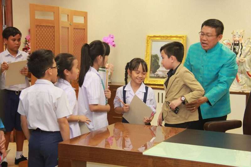 เด็กขอนแก่นสุดปลื้ม ผู้ว่าฯพาชมห้องทำงาน พร้อมนั่งเก้าอี้เป็นผู้ว่าน้อย