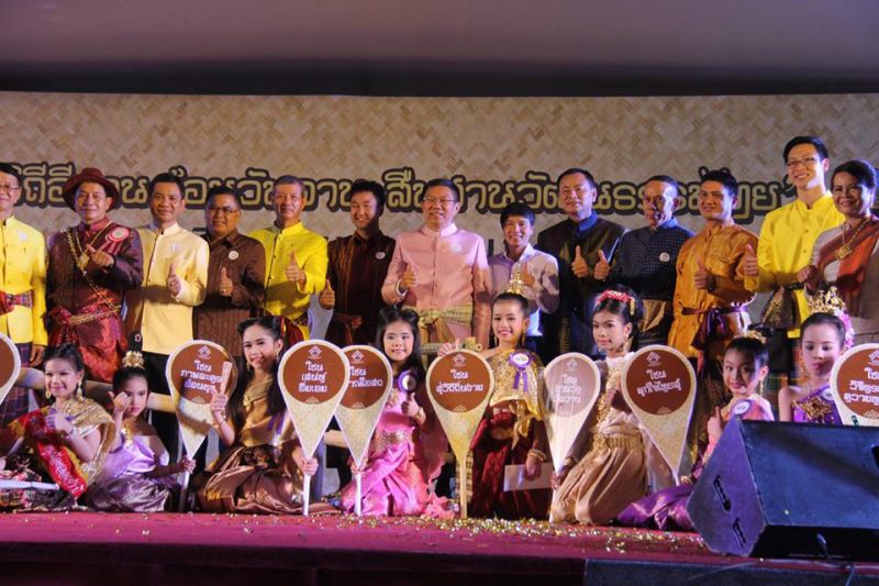 ชาวขอนแก่นตามเทรนด์ “ออเจ้า”แห่!!แต่งชุดไทยอีสานย้อนยุค