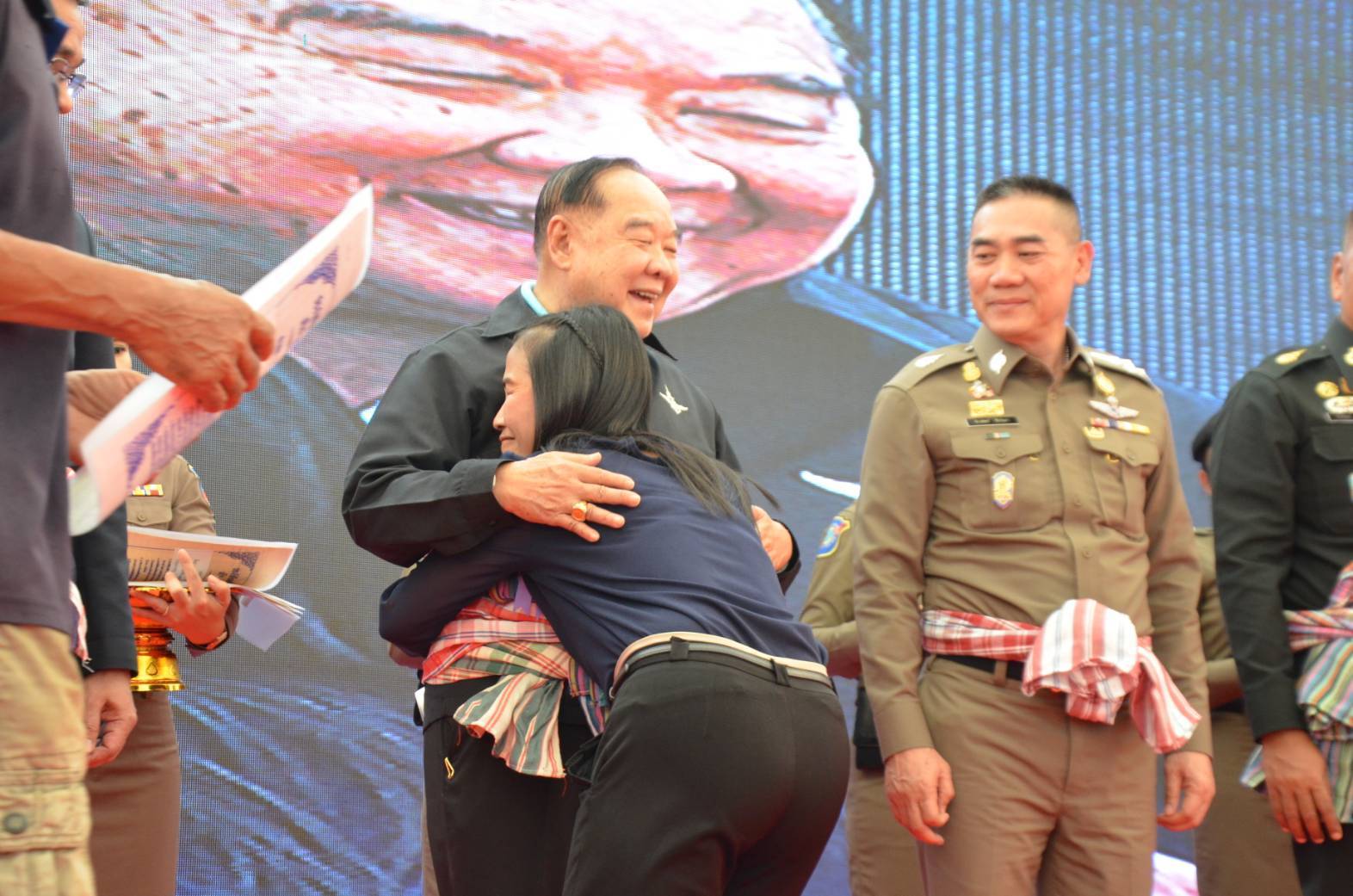 “พลเอกประวิตร” มอบนโยบาย และคืนโฉนดที่ดินให้ประชาชน 12 จ.ภาคอีสาน มูลค่ากว่า 1,800 ล.