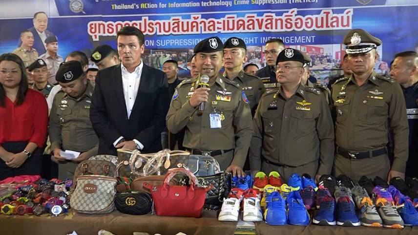 “บิ๊กโจ๊ก” นำทีมบุกตลาดเซฟวันโคราช ยึดสินค้าละเมิดลิขสิทธิ์มูลค่ารวม 25 ลบ.