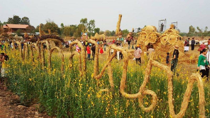 เทศกาล “หุ่นฟางยักษ์และหมอลำหุ่น” แห่งเดียวในอีสานที่มหาสารคาม
